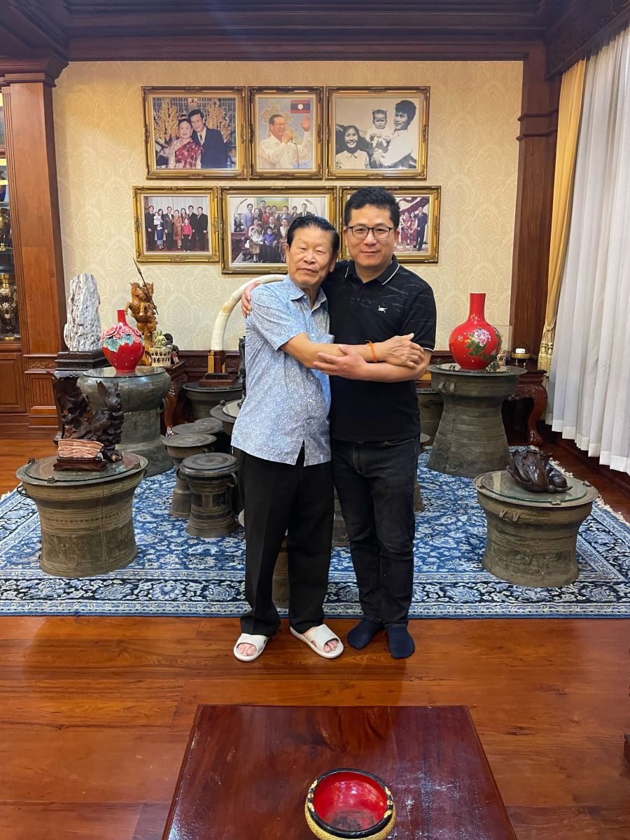 凌绪光(全名宋沙瓦.凌沙瓦Somsavat Lengsavad)先生与凌总在万象家中合影