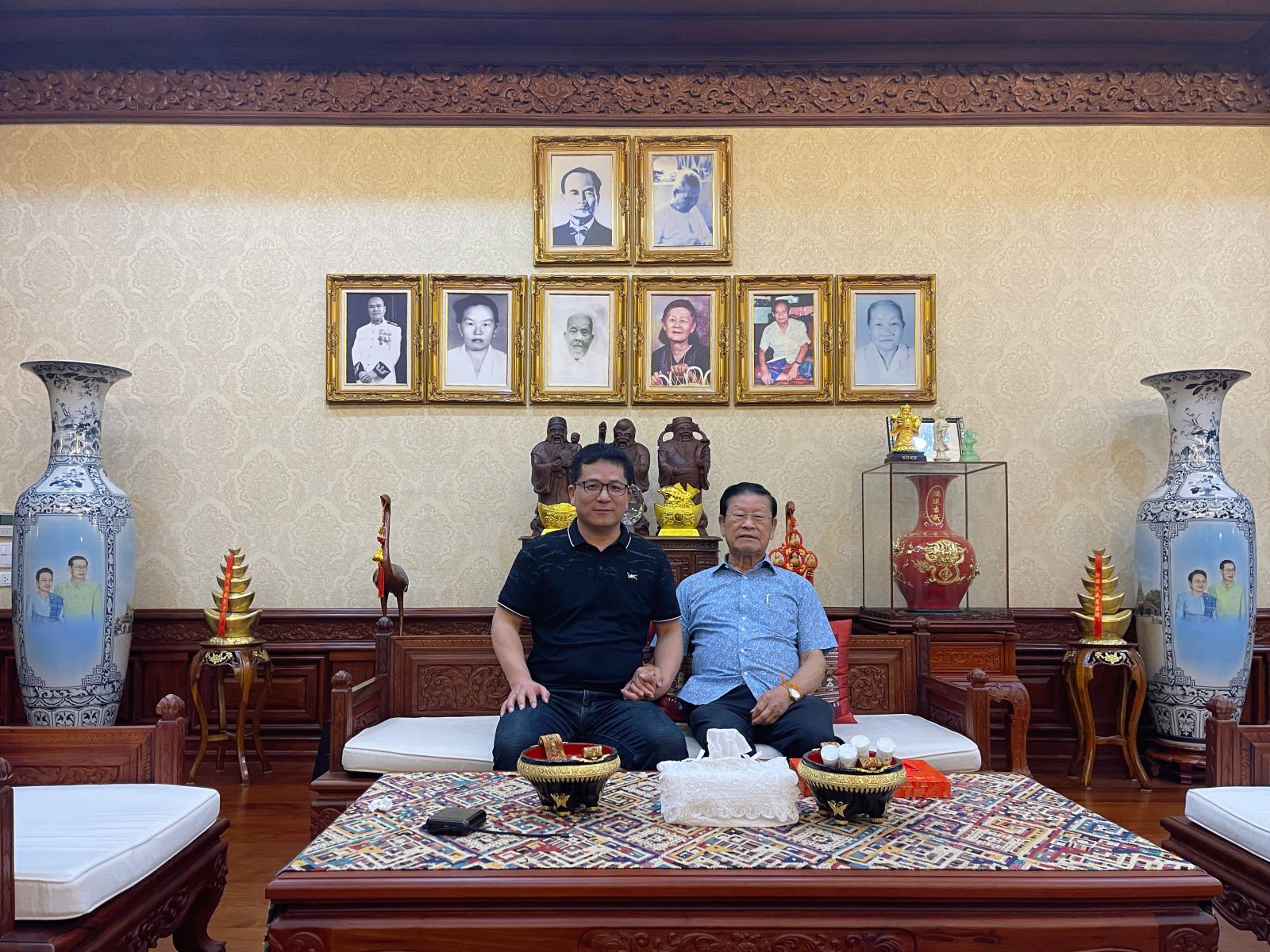 凌绪光(全名宋沙瓦.凌沙瓦Somsavat Lengsavad)先生与凌总在万象家中合影
