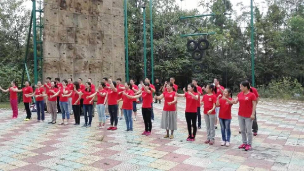One team One dream,为期2天的大别山万佛湖小木屋拓展活动正式开始